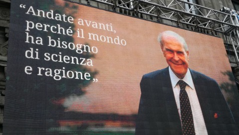 A Milano l'addio laico a Veronesi: «Grazie professore»