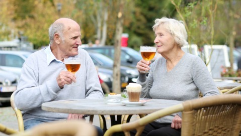 Cosa fare se gli anziani bevono troppo