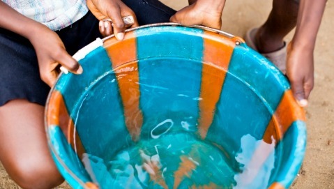 Una valigia piena di sole crea acqua pura e luce