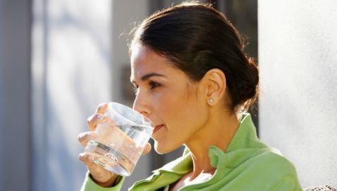 E' vero che bisogna bere 2 litri di acqua al giorno per stare bene?