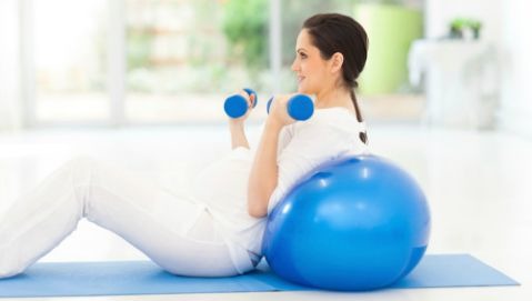 La ginnastica col pancione fa bene a mamma e bebè