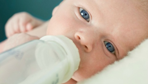 Quando è giusto dare il latte artificiale a un neonato?