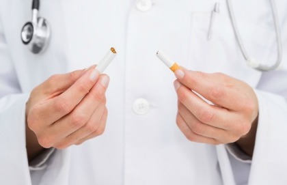 Ospedali senza fumo: i medici smettono, gli infermieri no