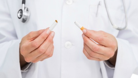 Ospedali senza fumo: i medici smettono, gli infermieri no