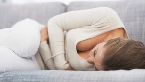 Acqua e cibi acidificanti in tavola per combattere le infezioni urinarie