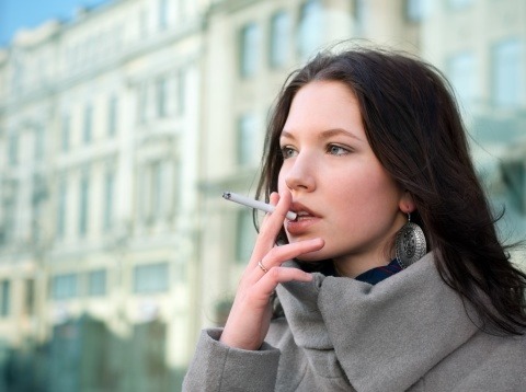 Donne e fumo: quando smettere fa bene anche alle ossa