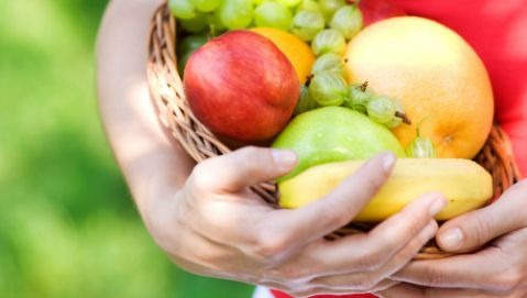 Frutta: meglio mangiarla con la buccia o senza?