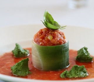 Pappa al pomodoro con pesto di basilico