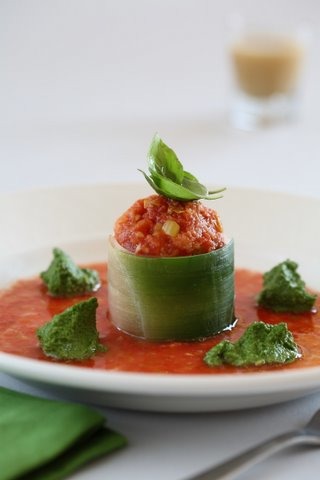 Pappa al pomodoro con pesto di basilico