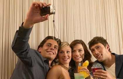 La dipendenza da alcol inizia sui social network