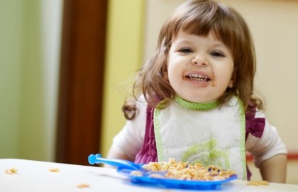 I bambini possono mangiare alimenti da adulti e a partire da quale età?