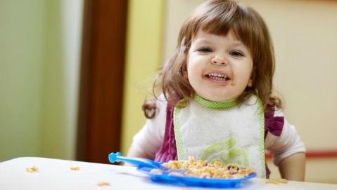 I bambini possono mangiare alimenti da adulti e a partire da quale età?